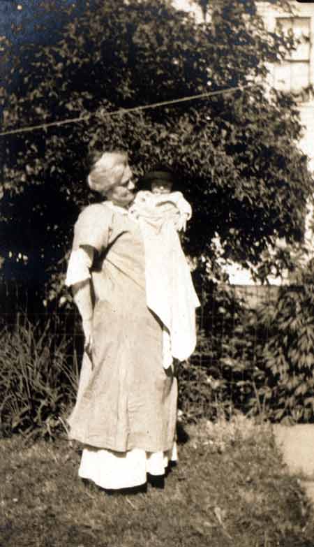 Gram&BabyDorothy-1919